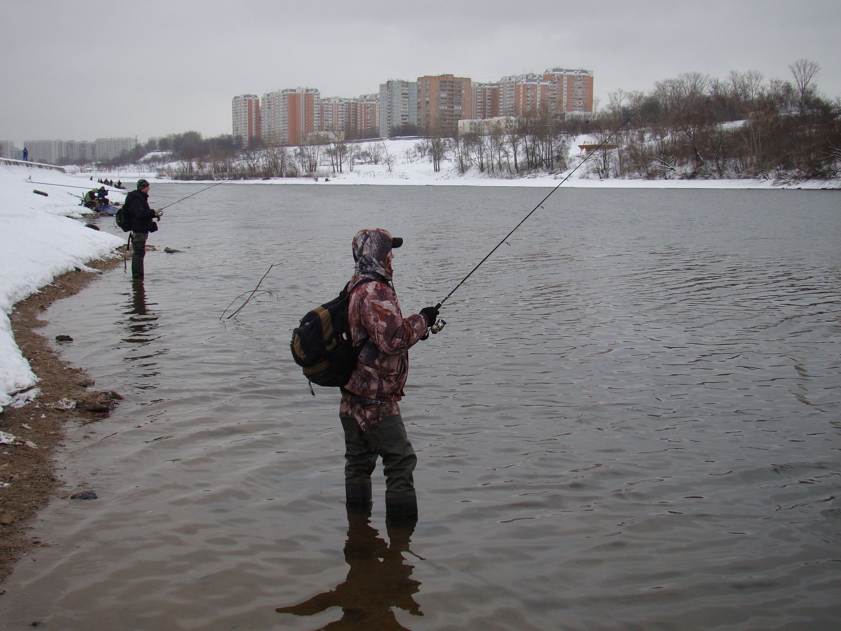 Ловля на москва реке. Ловля на спиннинг зимой. Зимний спиннинг. Спиннинг для зимней рыбалки. На что ловят на спиннинг зимой.